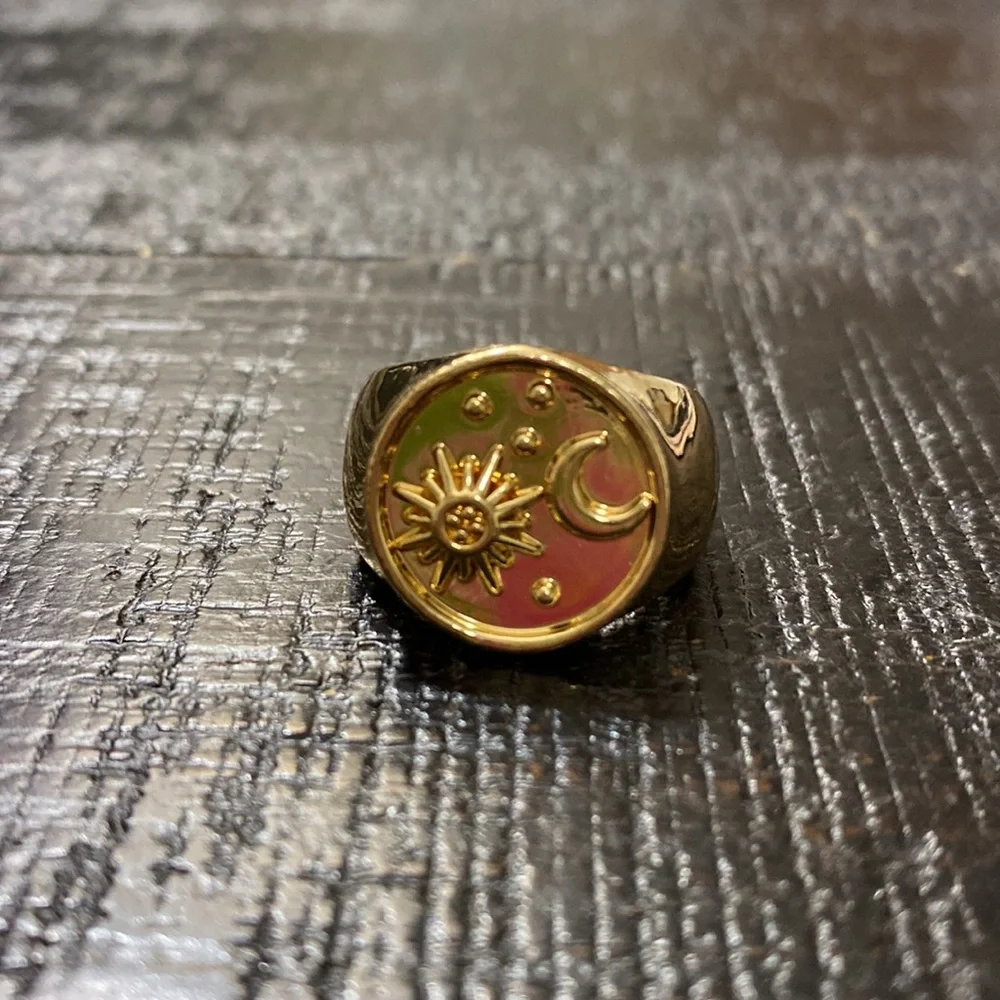 NWOT Size 6 Gold Tone Sun & Moon Signet Ring - Women Jewelry!